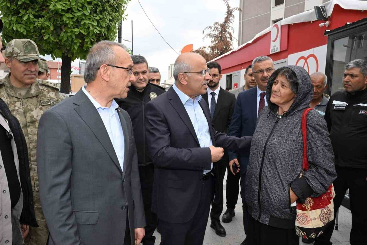 MALATYA BÜYÜKŞEHİR BELEDİYE BAŞKANI SAMİ ER, DEPREM SONRASI SAHADA ÇALIŞMALARI YERİNDE...