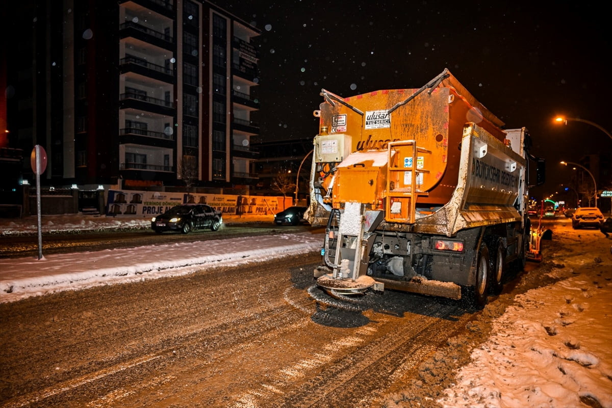 Malatya Büyükşehir Belediyesi karla mücadele ekipleri, kar küreme ve tuzlama çalışması...