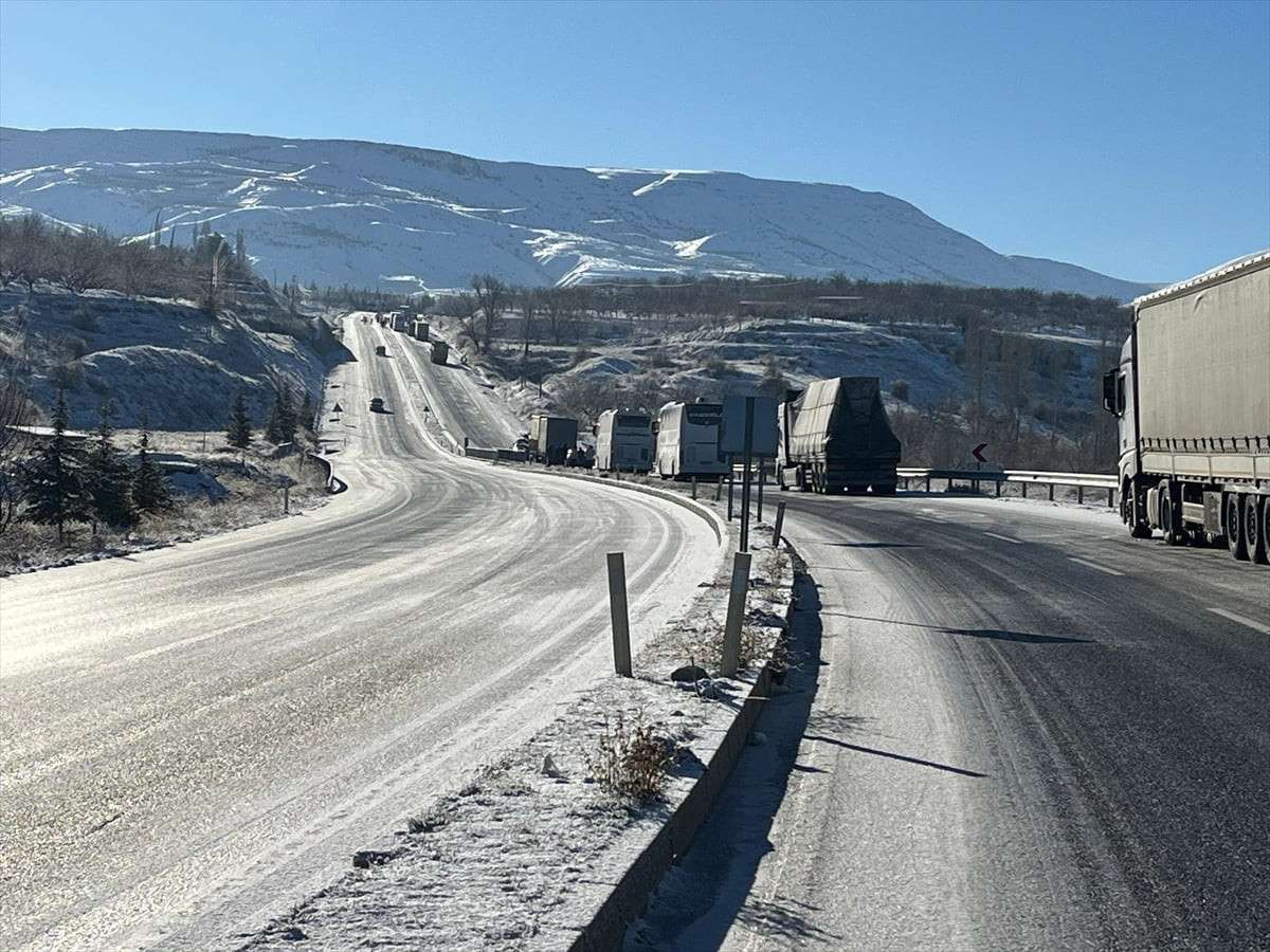 Malatya-Kayseri kara yolunda kar yağışı ve buzlanma nedeniyle ulaşımda aksamalar yaşanıyor.