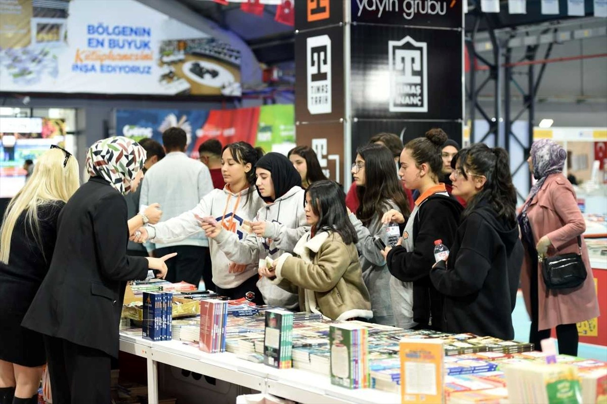 Malatya Valiliği ve Büyükşehir Belediyesince düzenlenen "11. Malatya Anadolu Kitap Fuarı" devam...