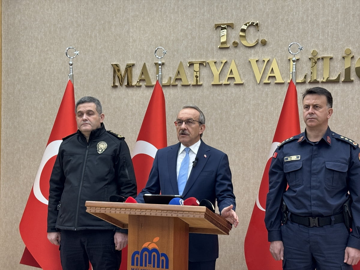 Malatya Valisi Seddar Yavuz (ortada), beraberinde İl Emniyet Müdürü Kayhan Ay (solda) ve İl...