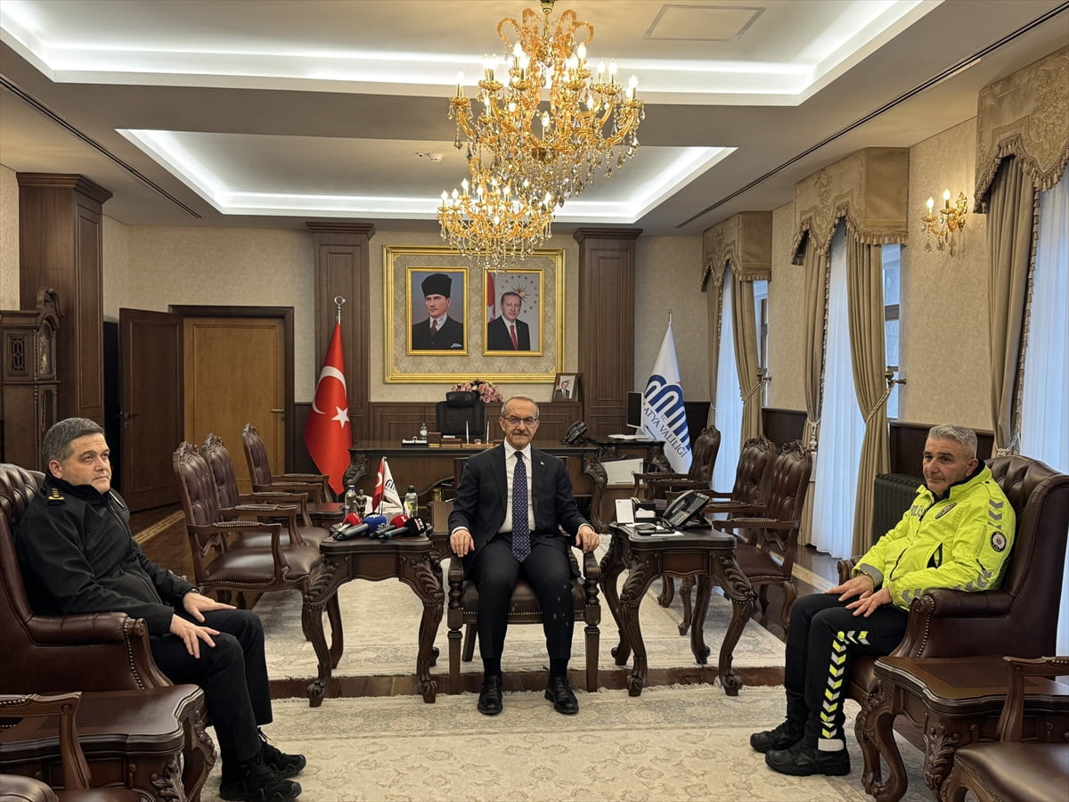 Malatya Valisi Seddar Yavuz (ortada), maç sırasında ayakları üşüyen çocuğa kendi çorabını giydiren...