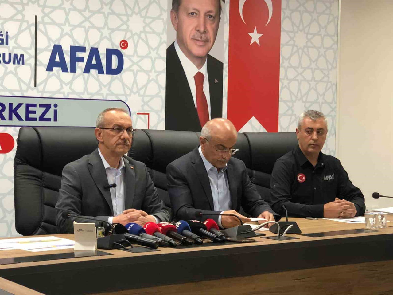 MALATYA VALİSİ SEDDAR YAVUZ (SOLDA), AFET KOORDİNASYON MERKEZİ'NDE AÇIKLAMALARDA BULUNDU
