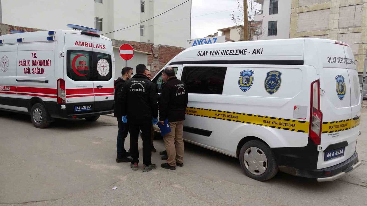 MALATYA'DA 17 YAŞINDAKİ ÇOCUK, ARKADAŞLARIYLA BİRLİKTE KALDIĞI EVDE ÖLÜ BULUNDU.