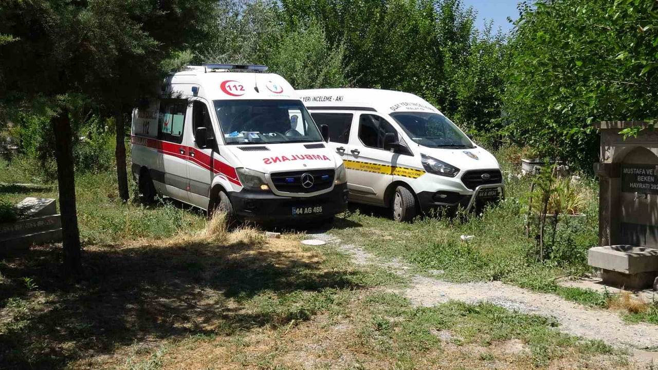 MALATYA'DA 71 YAŞINDAKİ BİR KİŞİ EVİNE YAKIN MESAFEDEKİ MEZARLIKTA AĞACA ASILI HALDE ÖLÜ...