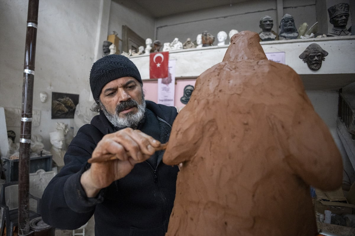 Malatya'da, babasının çizdiği resimlerden etkilenerek sanata yönelen 56 yaşındaki heykeltıraş...