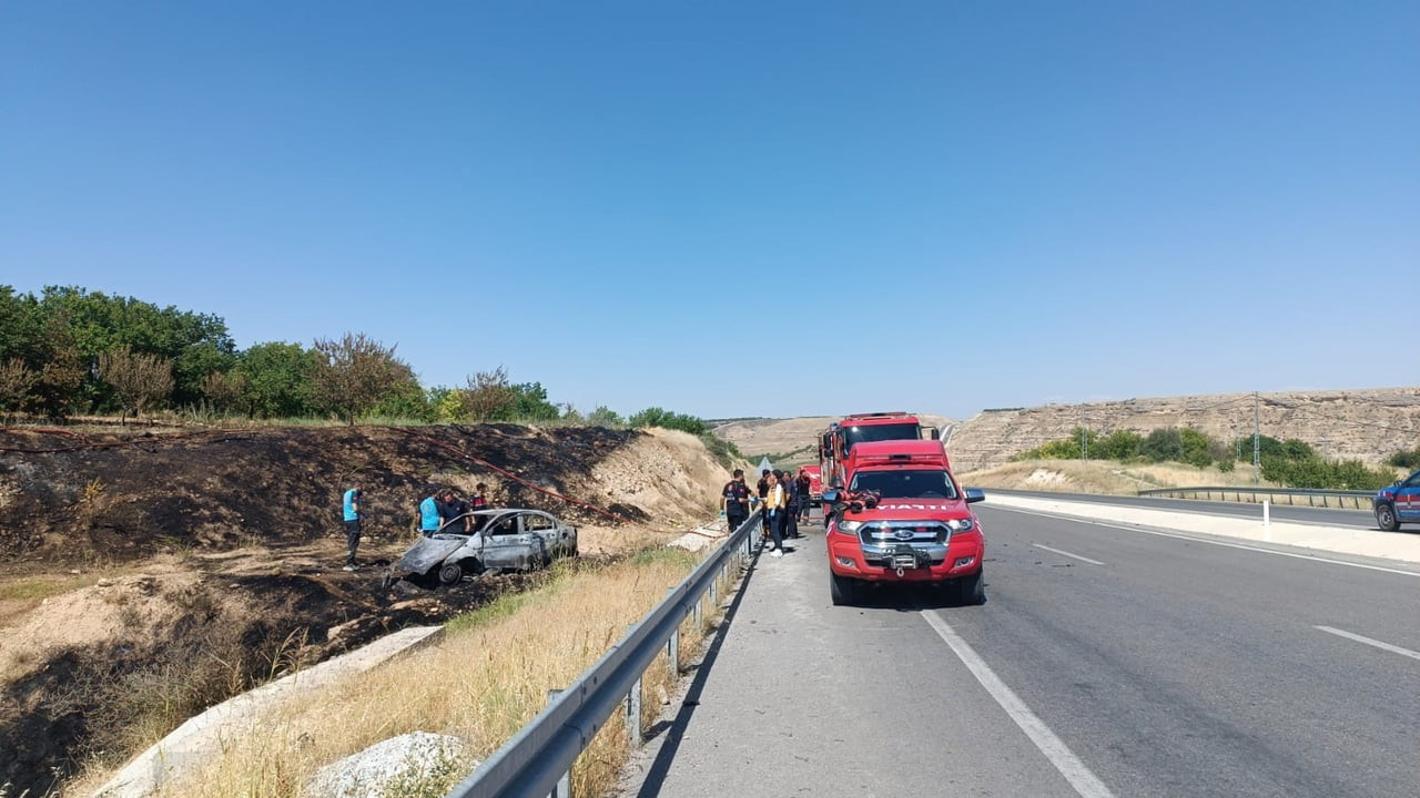 MALATYA'DA BARİYERLERE ÇARPTIKTAN SONRA ALEV ALAN OTOMOBİLDE BULUNAN 1 KİŞİ HAYATINI KAYBETTİ, 1...