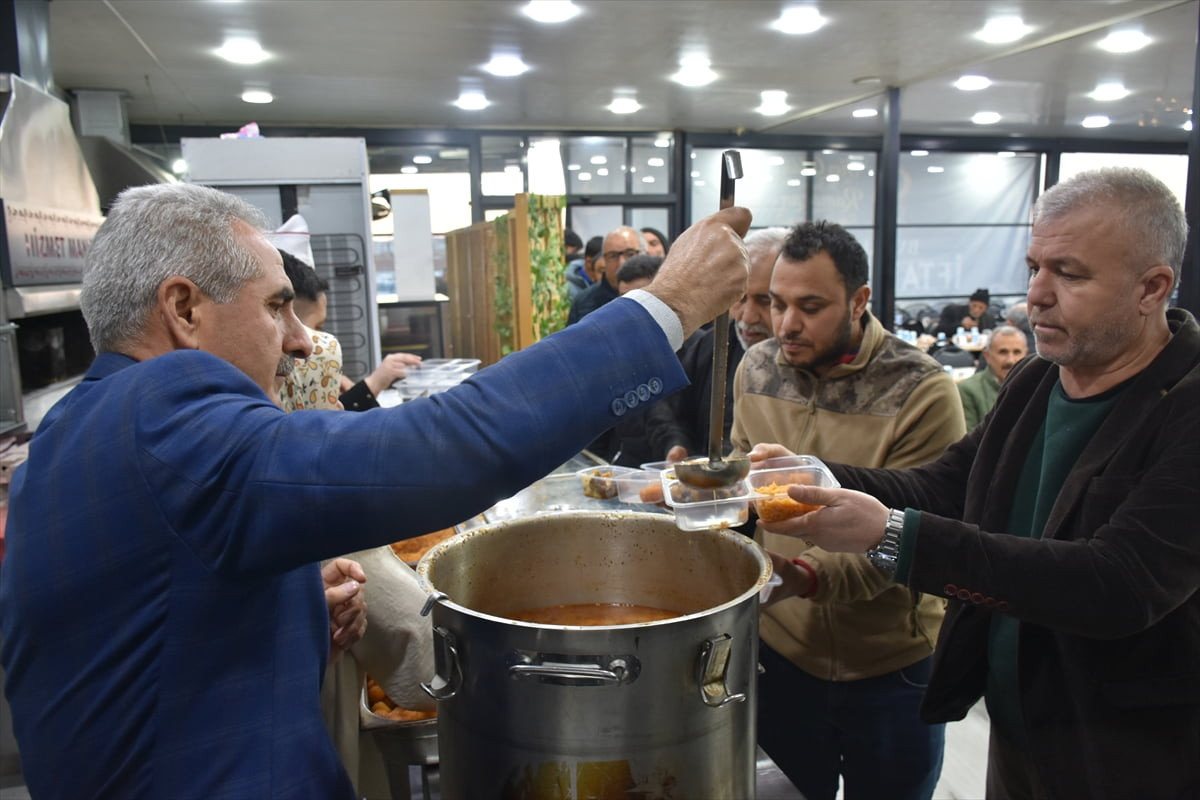 Malatya'da Battalgazi Belediyesince bir lokantada vatandaşlara ramazan ayının ilk iftarlığı ikram...