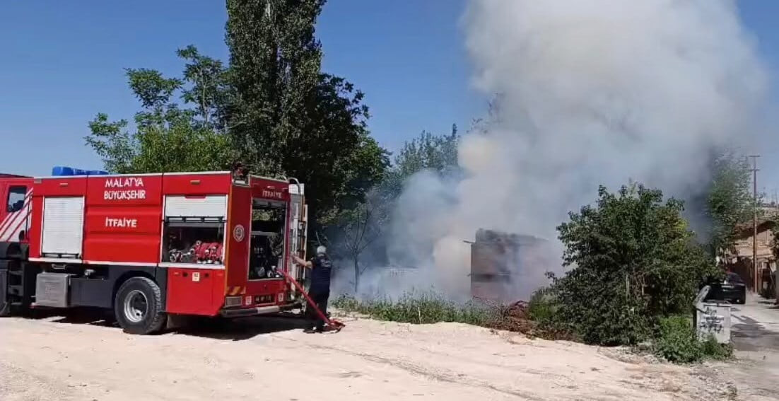 MALATYA'DA BİR EVİN BAHÇESİNDE ÇIKAN YANGIN, İTFAİYE EKİPLERİNİN ZAMANINDA MÜDAHALESİYLE BÜYÜMEDEN...