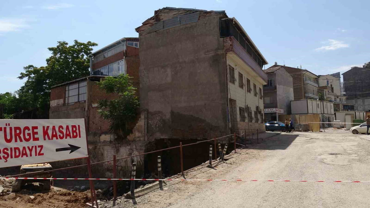 MALATYA'DA BİR İNŞAATTA YÜRÜTÜLEN TEMEL KAZISI SIRASINDA BİTİŞİĞİNDEKİ APARTMANIN TEMELİNDE GÖÇÜK...