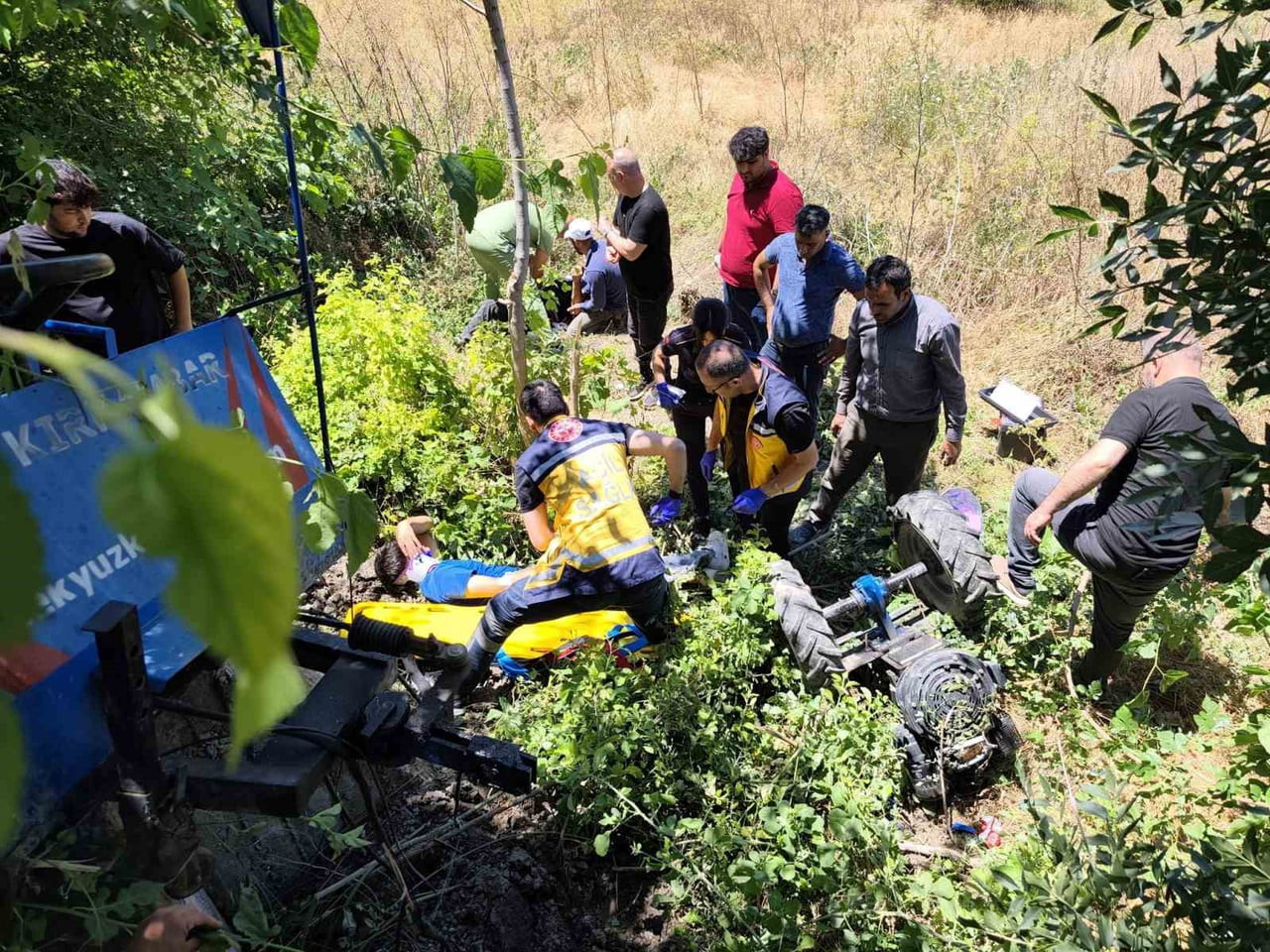 MALATYA'DA ÇAPA MOTORU DEREYE DEVRİLDİ: 3 YARALI