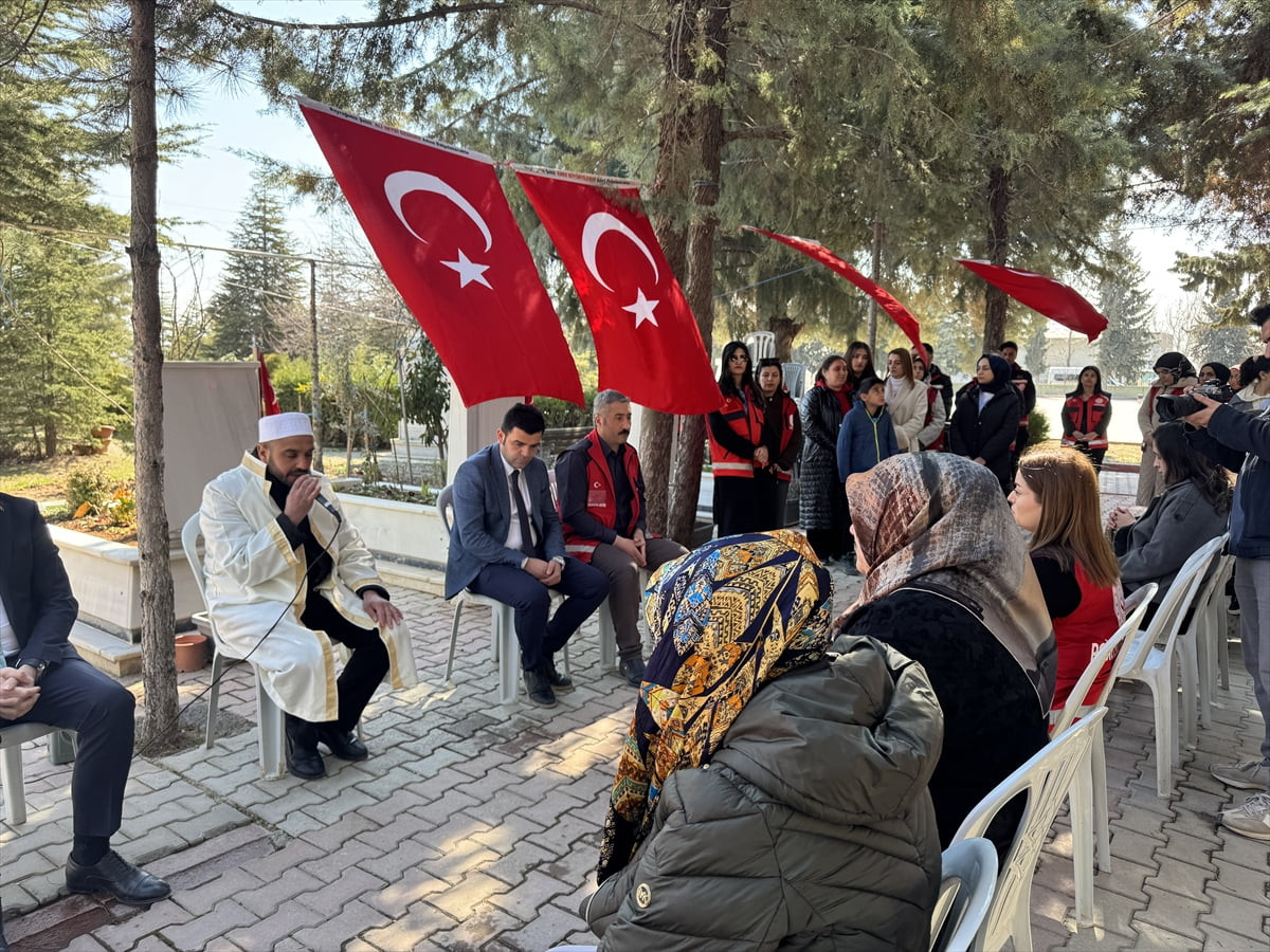 Malatya'da, devlet koruması altındaki çocuklar şehitlik ziyaretinde bulundu. Programda Kur'an-ı...