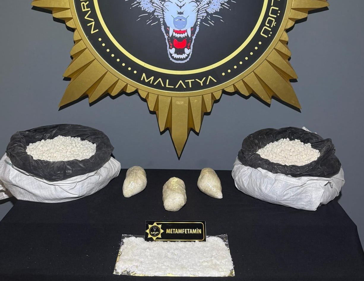 MALATYA'DA DURDURULAN ARAÇTA ŞEKER ÇUVALLARI İÇERİSİNE GİZLENMİŞ 3 KİLO 30 GRAM METAMFETAMİN ELE...
