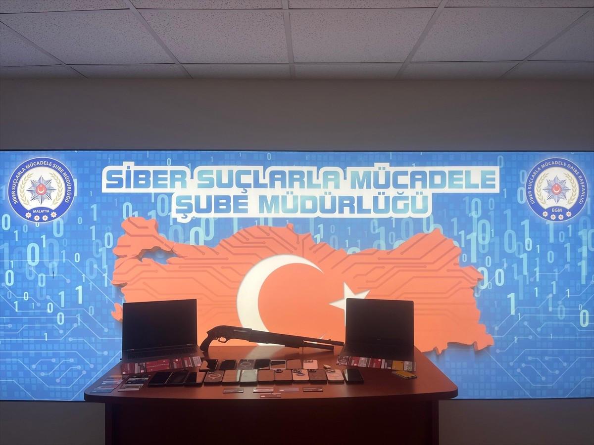 Malatya'da düzenlenen yasa dışı bahis operasyonunda gözaltına alınan 17 şüpheliden 11'i...