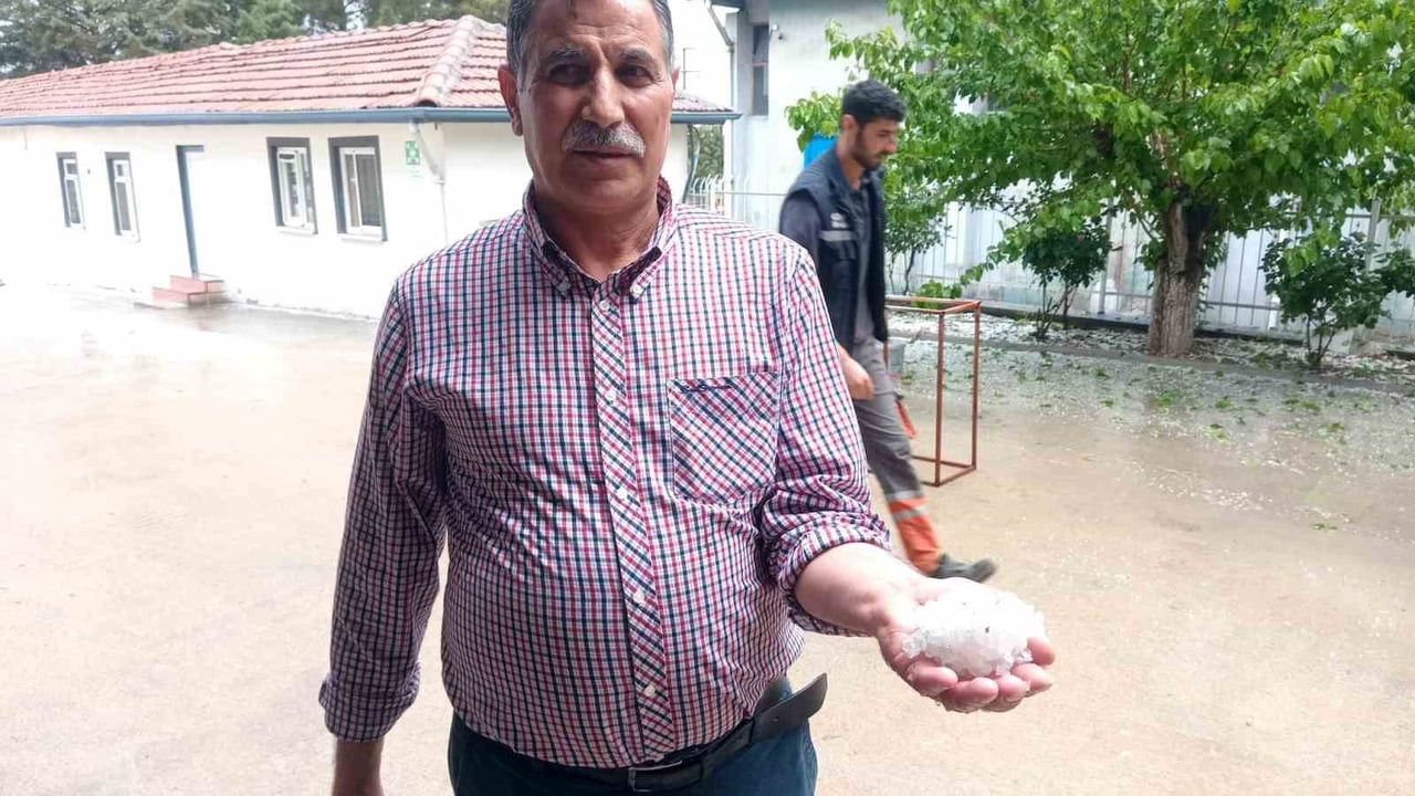 MALATYA'DA ETKİLİ OLAN DOLU YAĞIŞI HAYATI OLUMSUZ ETKİLEDİ