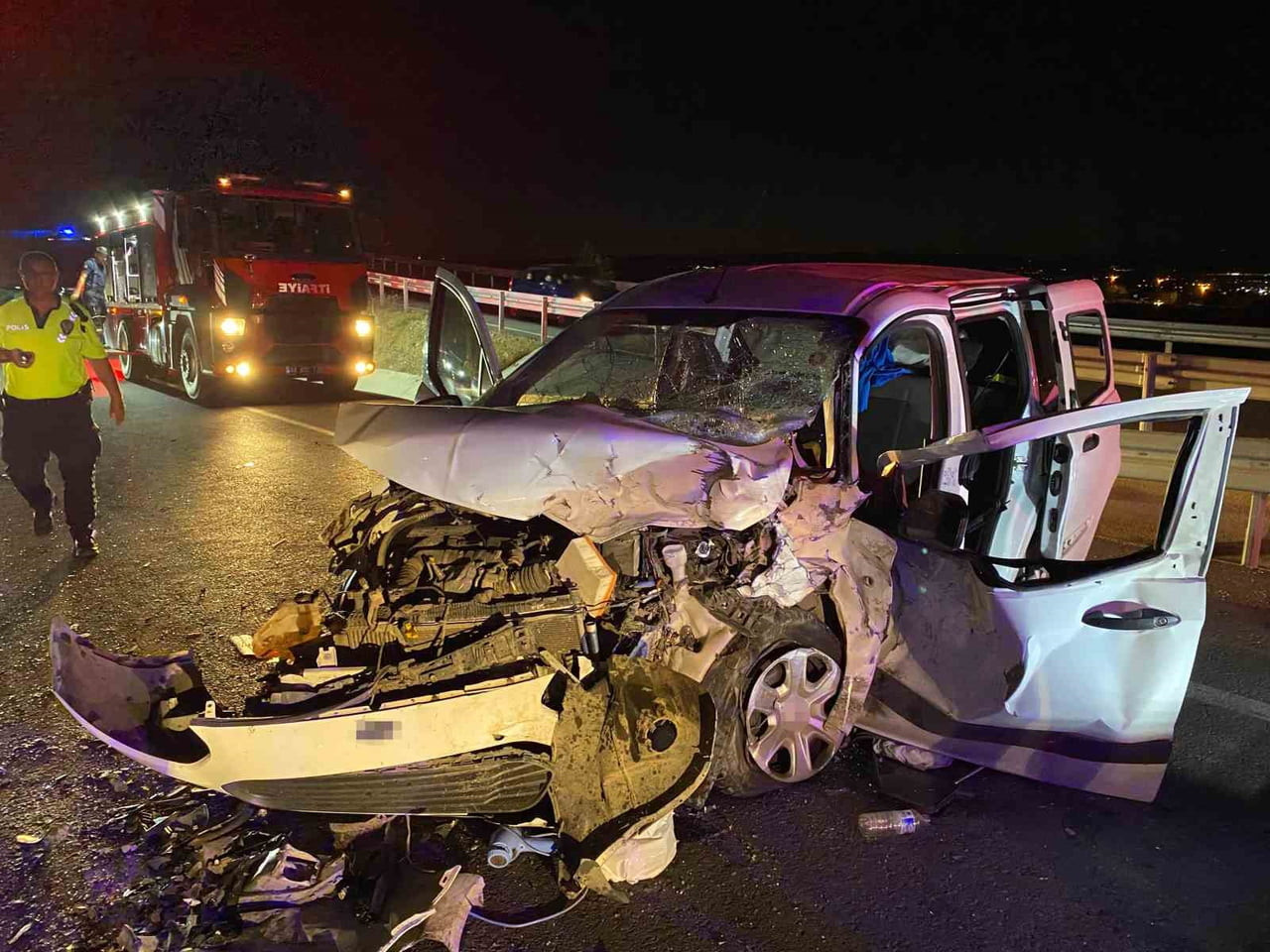 MALATYA'DA HAFİF TİCARİ ARAÇ İLE OTOMOBİL ÇARPIŞTI: 5 YARALI
