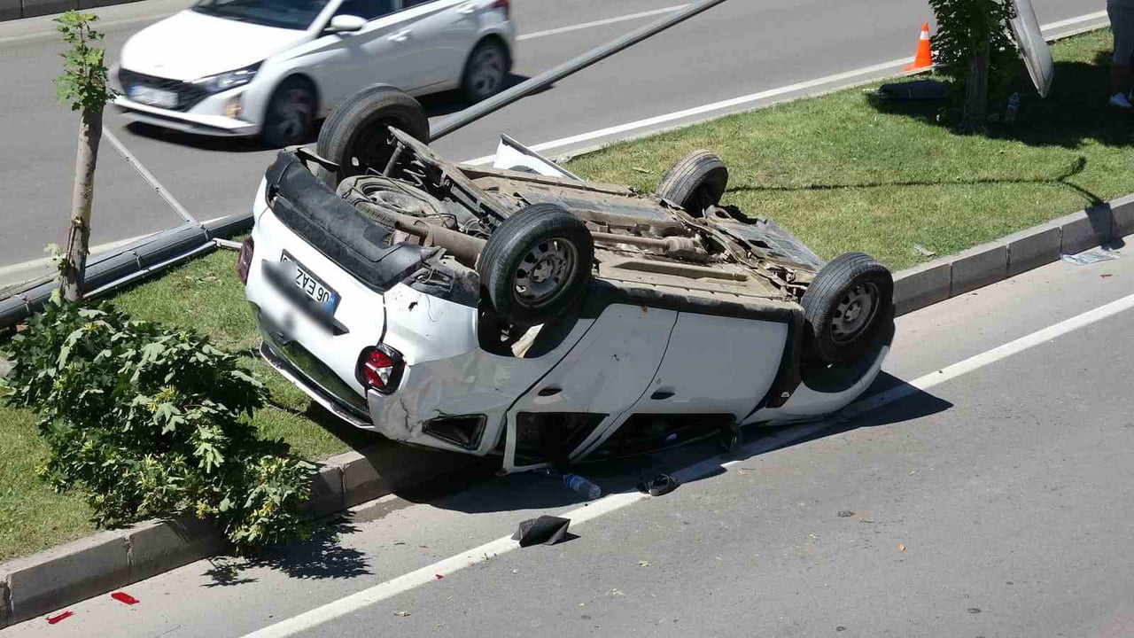 MALATYA'DA İKİ OTOMOBİLİN ALTGEÇİTTE ÇARPIŞTIĞI KAZADA 3 KİŞİ YARALANDI. TERS DÖNEN ARAÇTAKİ...