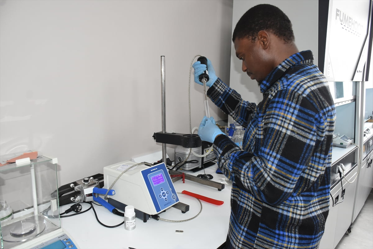 Malatya'da İnönü Üniversitesi Batarya Teknolojileri Uygulama ve Araştırma Merkezi'nde yürütülen...