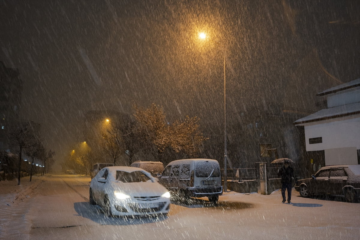 Malatya'da kar yağışı etkili oldu.