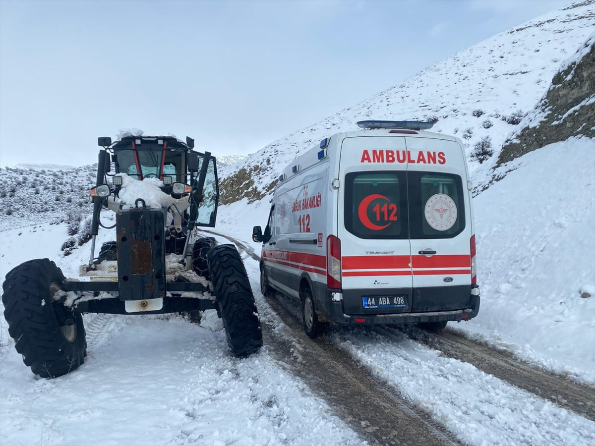 Malatya'da kar yağışı nedeniyle yolu kapanan 109 mahallede karla mücadele çalışmaları sürüyor. Kar...