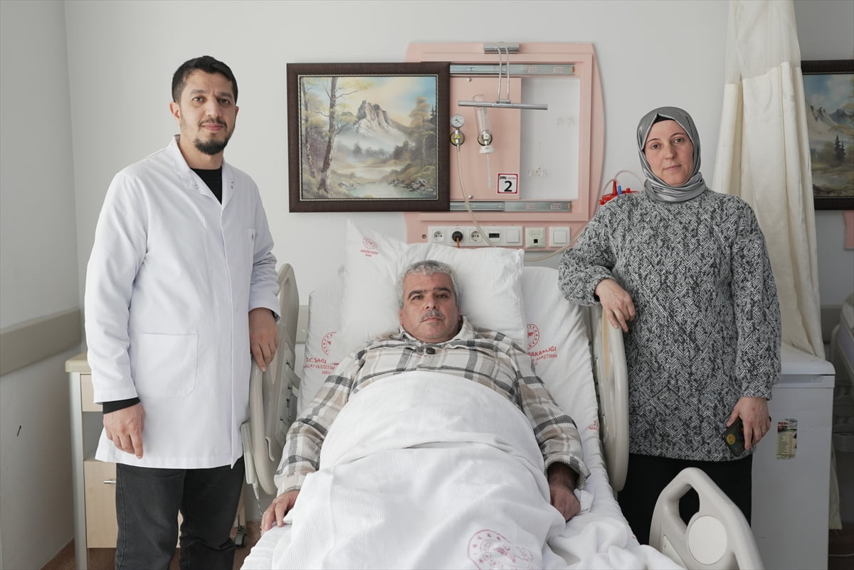 Malatya'da karın ağrısı şikayetiyle hastaneye giden ve böbreğinin üstünde 20 santimetrelik kitle...