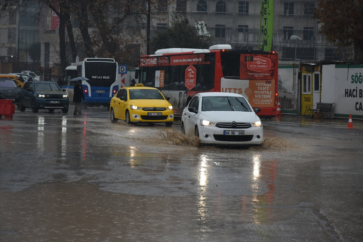  Malatya'da karla karışık yağmur etkili oldu. Yağış nedeniyle yollarda su birikintileri oluşurken...