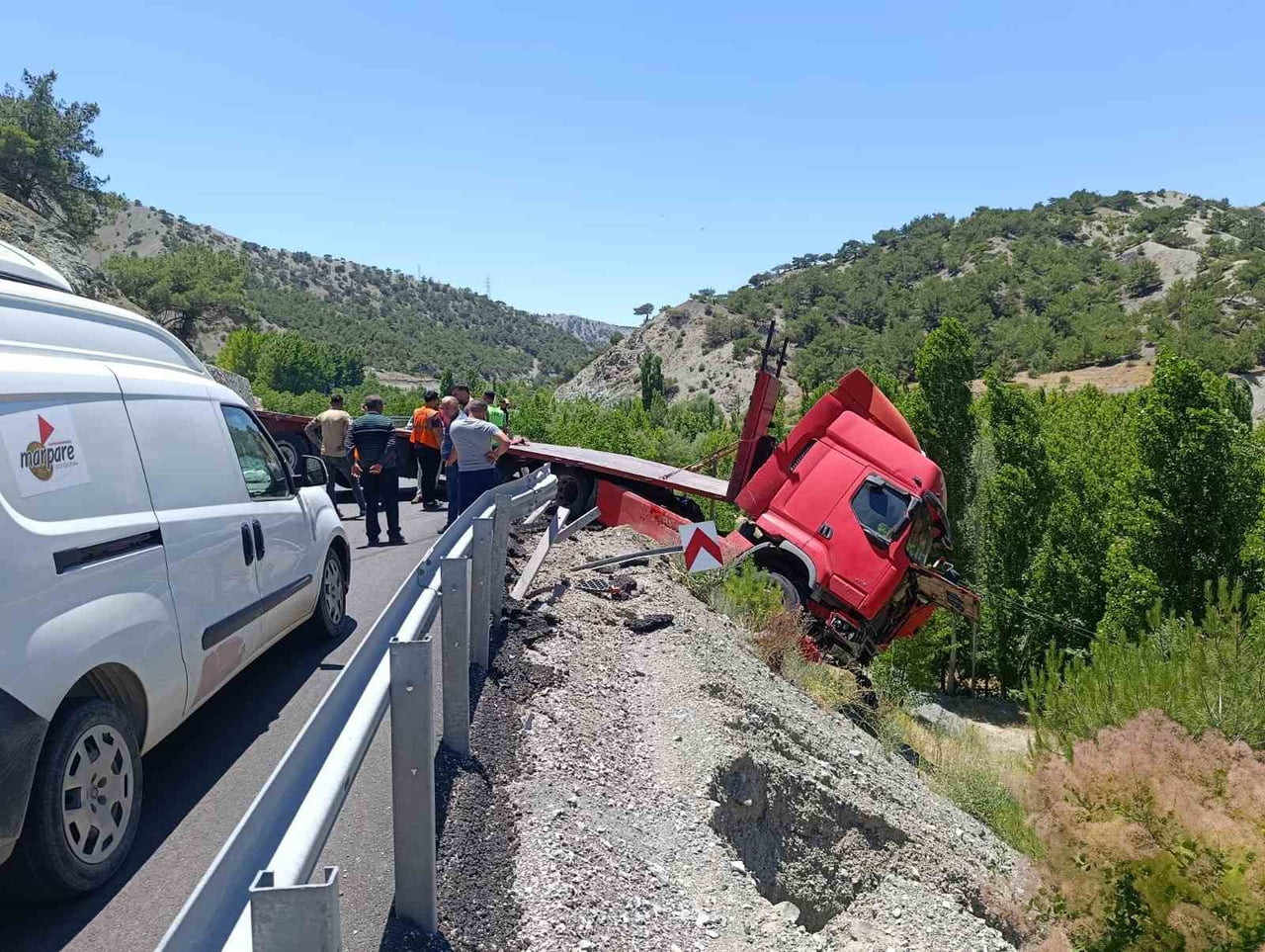 MALATYA'DA KONTROLDEN ÇIKAN ÇEKİCİ, BARİYERLERE ÇARPARAK ASKIDA KALDI