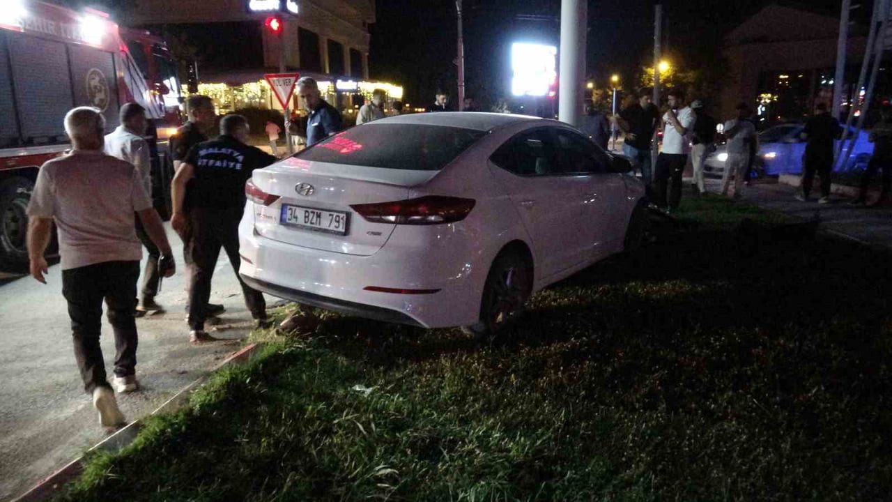 MALATYA'DA KONTROLDEN ÇIKAN OTOMOBİL, TRAMBÜS DİREĞİNE ÇARPTI. KAZADA YARALANAN SÜRÜCÜ, TEDAVİ...