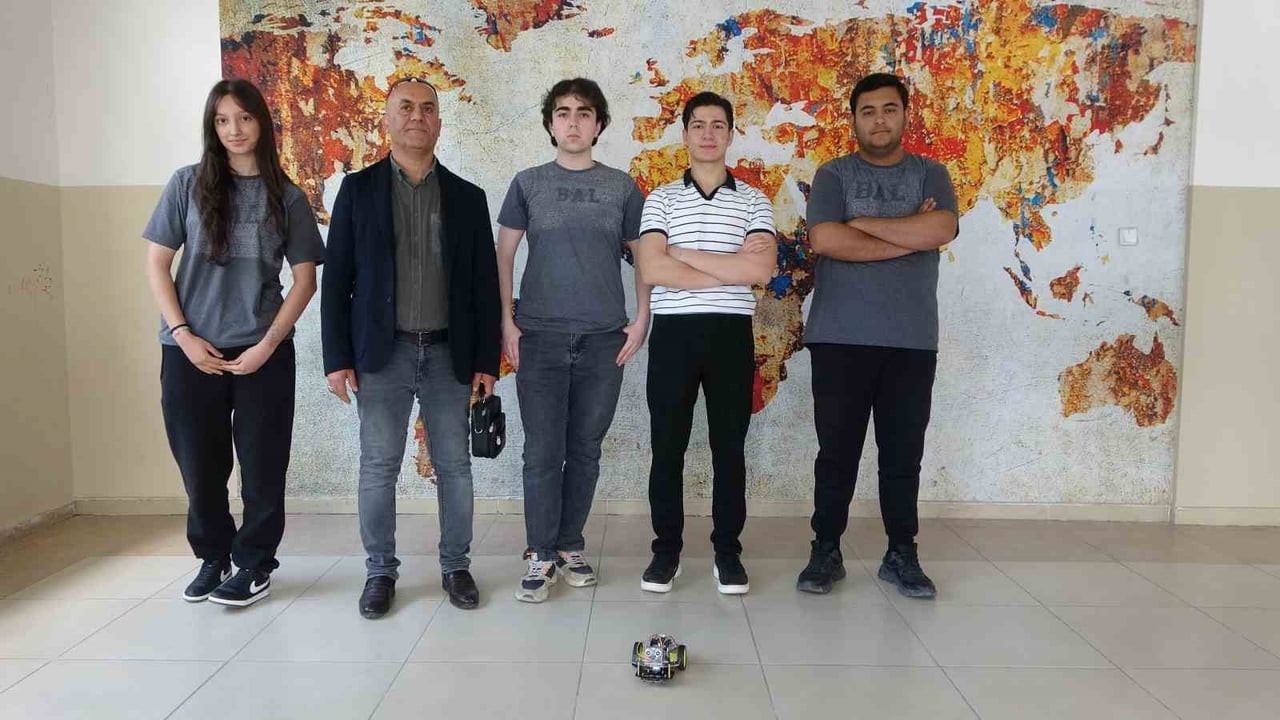 MALATYA'DA LİSE ÖĞRENCİLERİ TARAFINDAN GELİŞTİRİLEN MAYIN TOPLAYAN ROBOT KOL, YANGIN ALGILAMA...