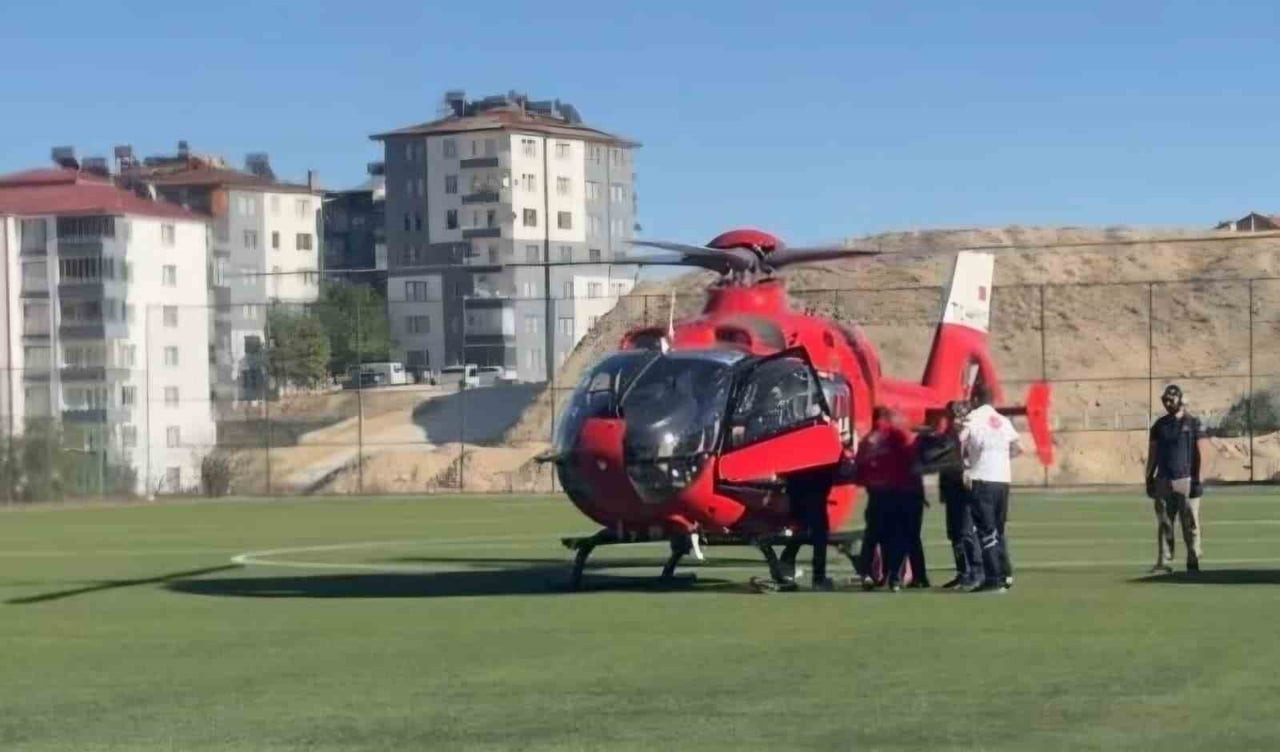 MALATYA'DA MİDE KANAMASI GEÇİREN HASTA HAVA AMBULANSIYLA MALATYA’YA SEVK EDİLDİ