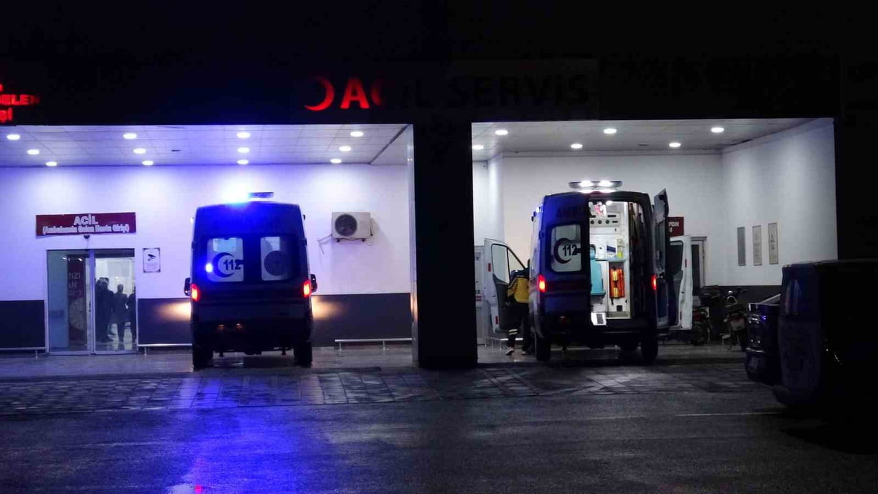 MALATYA'DA MOTOSİKLET AYDINLATMA DİREĞİNE ÇARPTI: 1 ÖLÜ