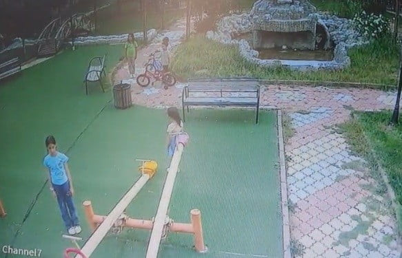 MALATYA'DA OKULDA OKUNAN İSTİKLAL MARŞI'NI DUYAN ÇOCUKLAR, OYUNLARINI BIRAKARAK HAZIR OLA GEÇTİ....