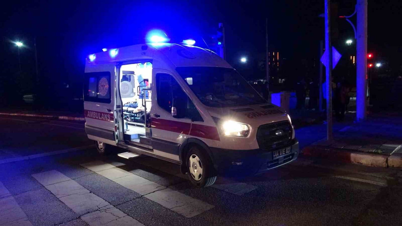 MALATYA'DA OTOMOBİL İLE ÇARPIŞAN HAFİF TİCARİ ARAÇ DEVRİLEREK YAN YATTI. KAZADA BİR ÇOCUK HAFİF...