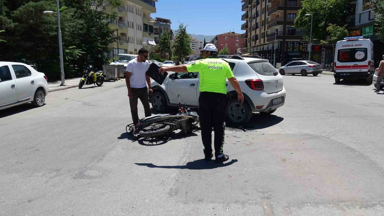 MALATYA'DA OTOMOBİL İLE MOTOSİKLETİN ÇARPIŞTIĞI TRAFİK KAZASINDA 1 KİŞİ YARALANDI.