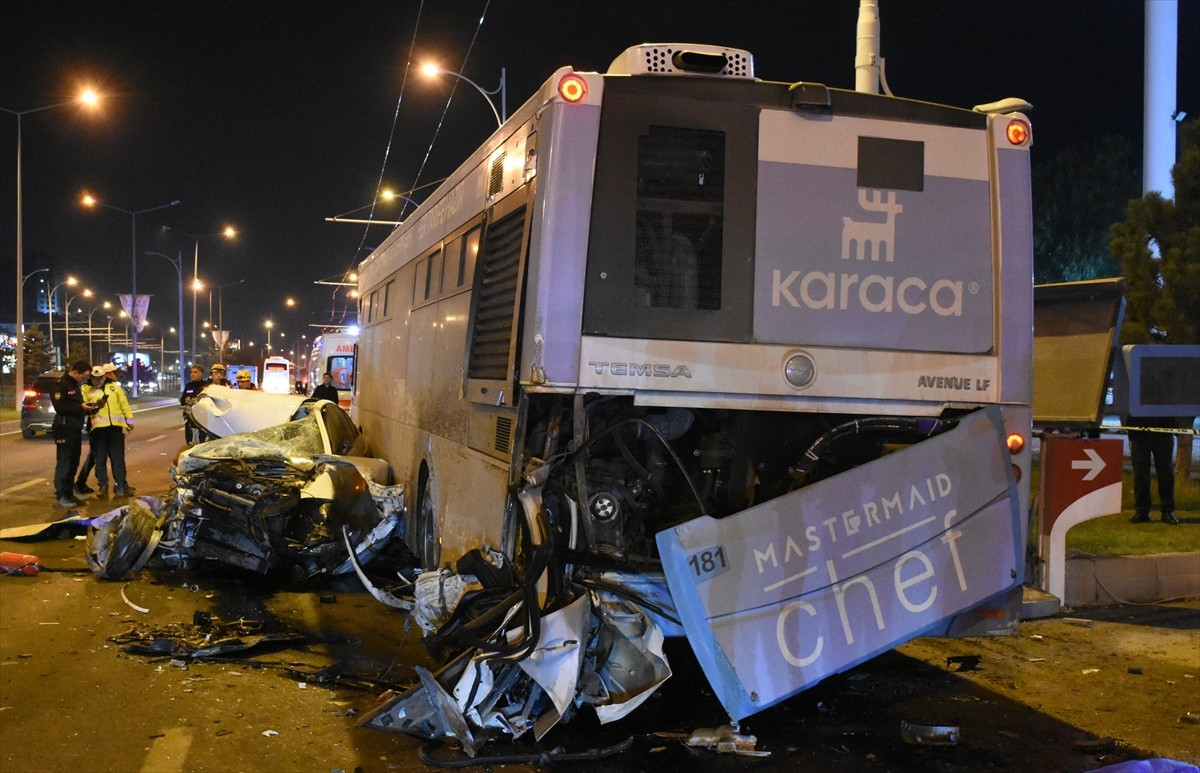 Malatya'da otomobil, tır ve belediye otobüsünün karıştığı zincirleme trafik kazasında 2 kişi öldü...