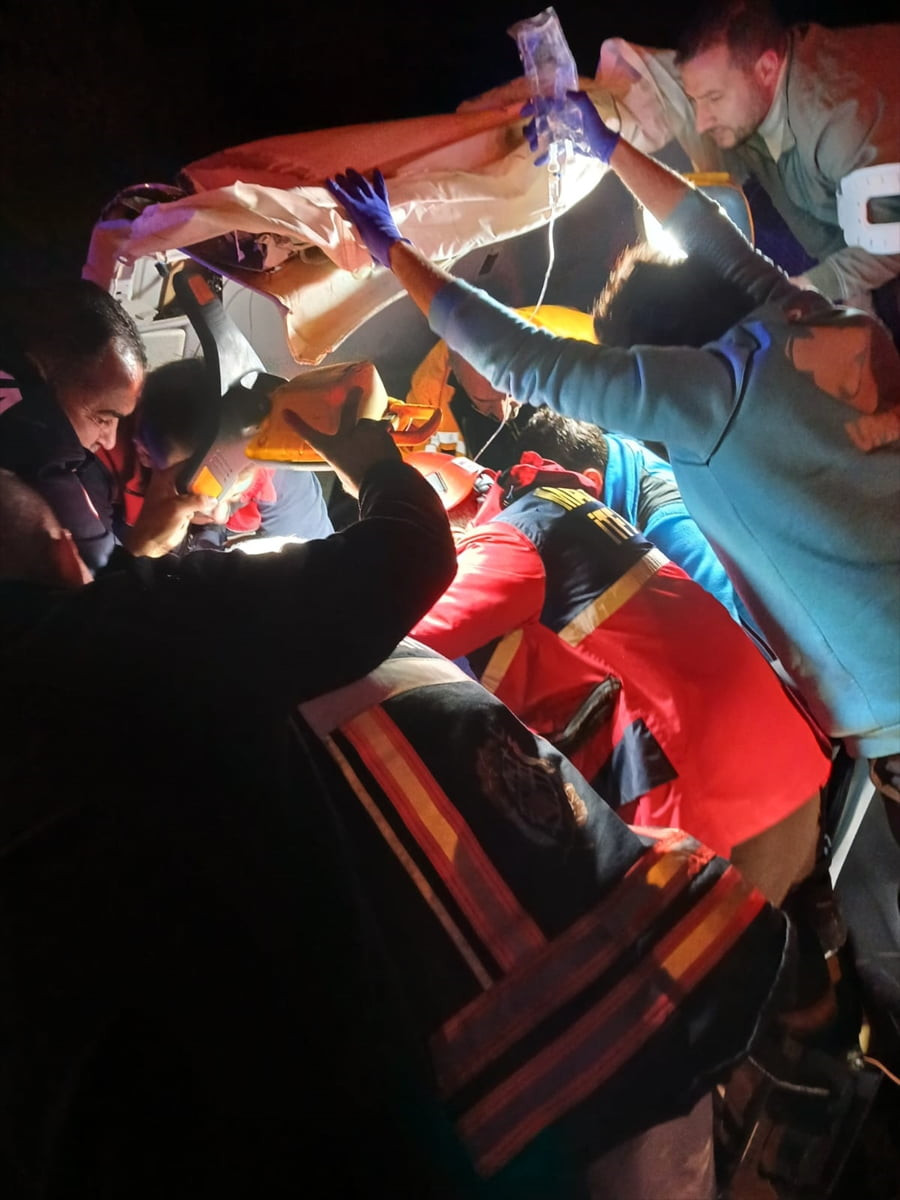 Malatya'da otomobilin trambüs direğine çarpması sonucu 2 kişi yaralandı. Kazaya 3 ekiple müdahale...