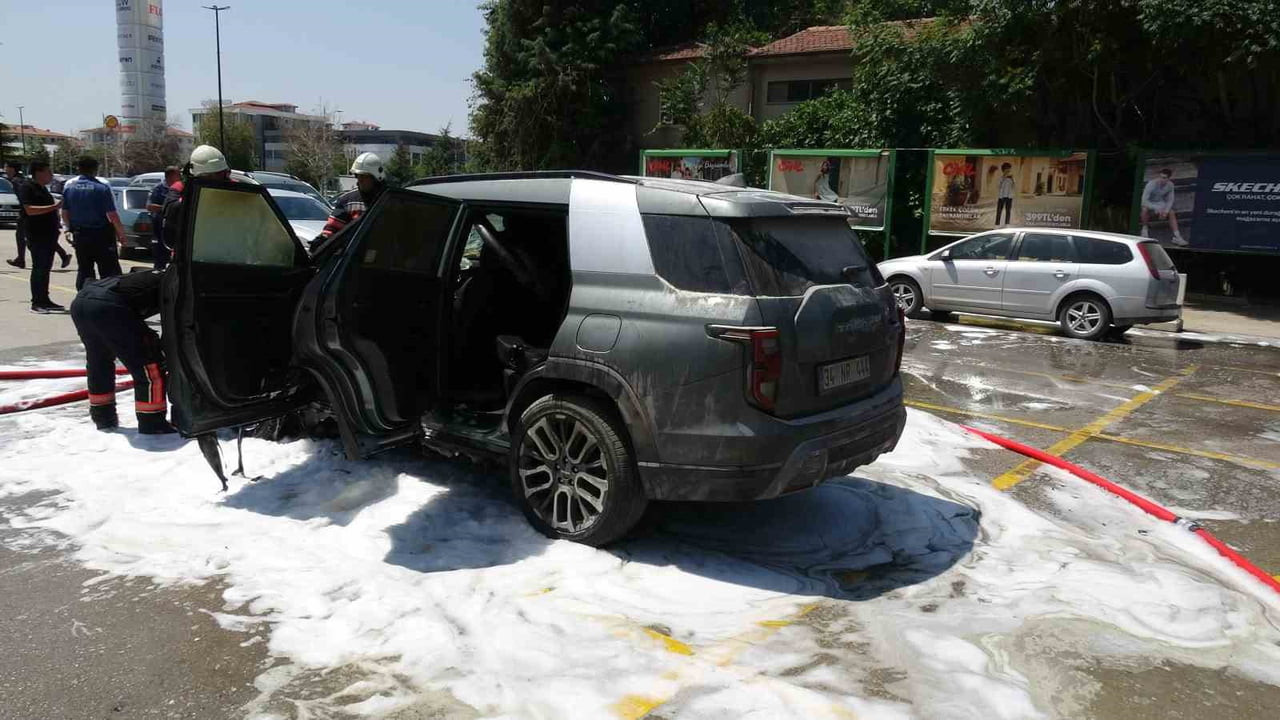 MALATYA'DA PARK HALİNDEKİ BİR ARAÇTA ÇIKAN YANGIN, ARACI KULLANILAMAZ HALE GETİRDİ.