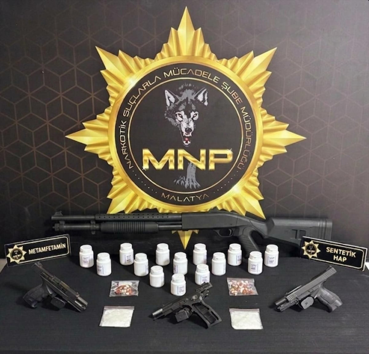 Malatya'da sokak satıcılarına yönelik operasyonda yakalanan 2 şüpheli tutuklandı.