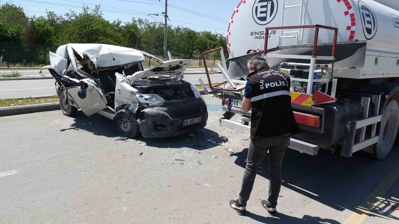 MALATYA'DA SU TANKERİNE ÇARPAN ARACIN SÜRÜCÜSÜ AĞIR YARALANDI