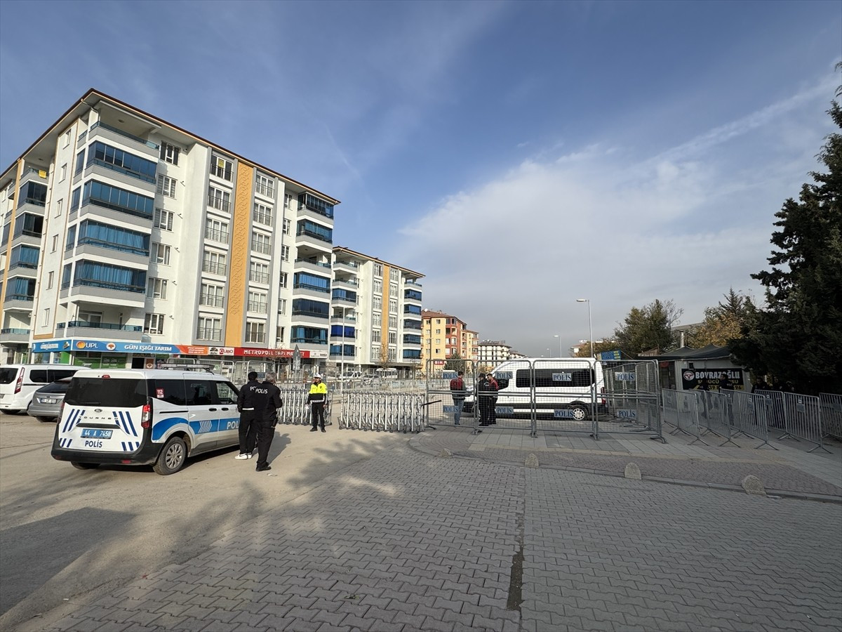 Malatya'da, suç işlemek amacıyla örgüt kurarak çeşitli suçlara karıştıkları iddiasıyla 56'sı...