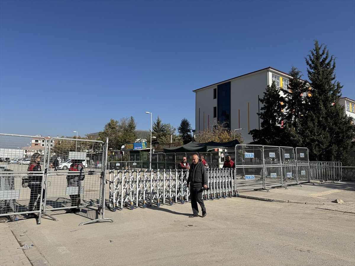 Malatya'da, suç işlemek amacıyla örgüt kurarak çeşitli suçlara karıştıkları iddiasıyla 56'sı...