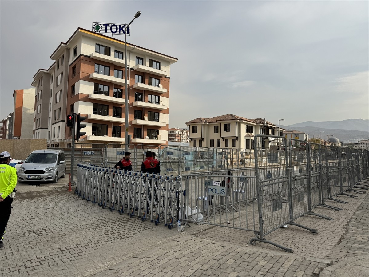 Malatya'da, suç işlemek amacıyla örgüt kurarak çeşitli suçlara karıştıkları iddiasıyla 56'sı...