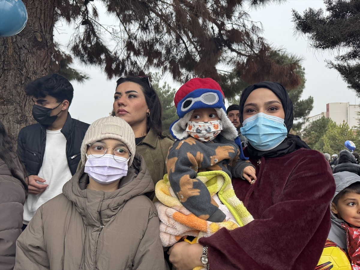 Malatya'da tedavileri tamamlanan lösemi hastası 10 yaşındaki Zümra Asmin Yaman (solda) ve 2,5...