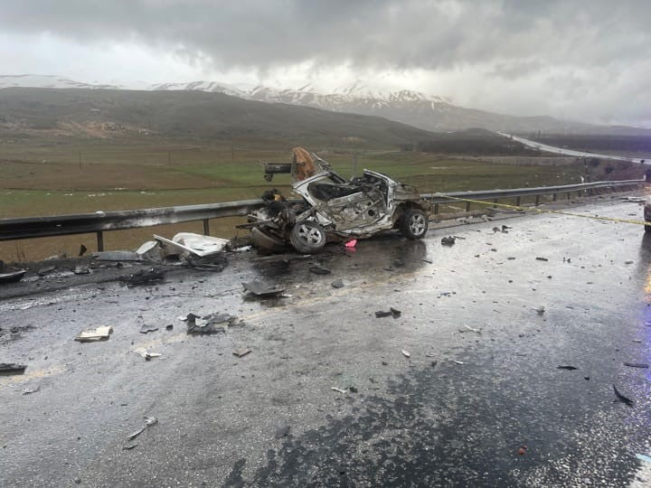 MALATYA'DA TIR İLE OTOMOBİLİN KAFA KAFAYA ÇARPIŞTIĞI KAZADA 3 KİŞİ HAYATINI KAYBETTİ, 1 KİŞİ...