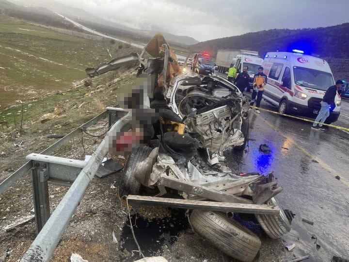 MALATYA'DA TIR İLE OTOMOBİLİN KAFA KAFAYA ÇARPIŞTIĞI TRAFİK KAZASINDA HAYATINI KAYBEDENLERİN...