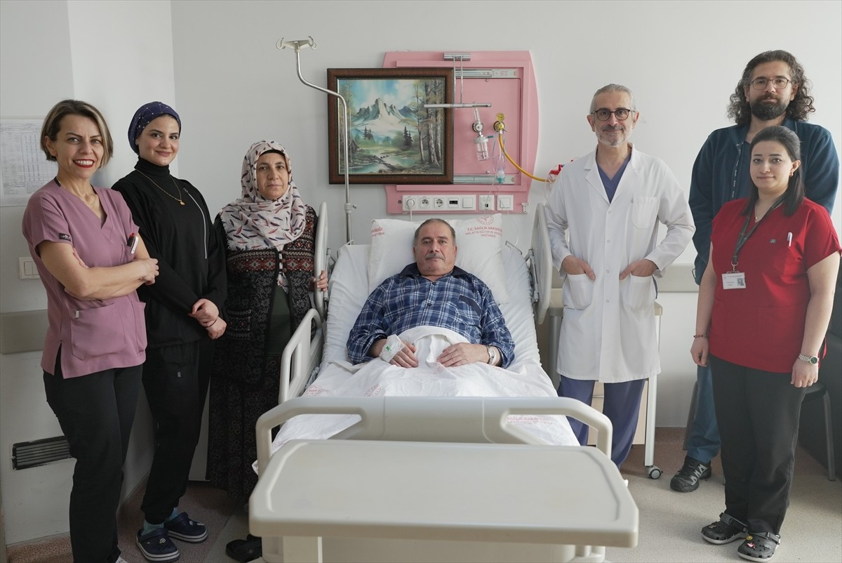 Malatya'da yüksekten düşme sonucu aort damarı yırtılan 66 yaşındaki Celal Akbaşlı, yapılan kapalı...