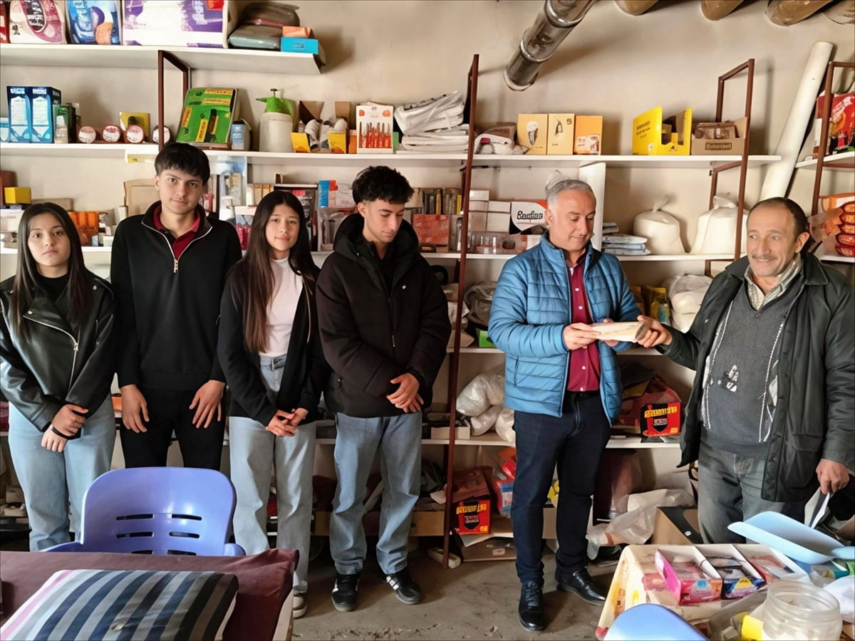 Malatya'nın Arguvan ilçesinde Arguvan Şehit Tuncay Göksu Anadolu Lisesi öğrencileri, bir...