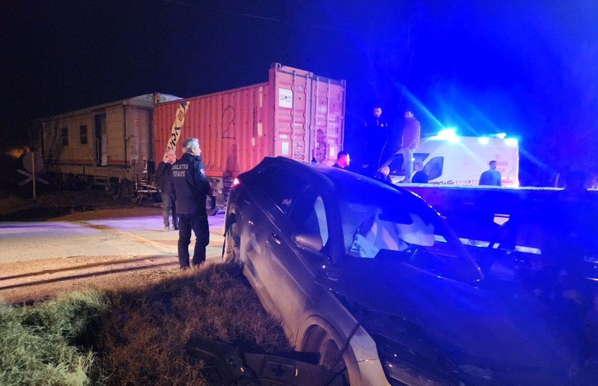 Malatya'nın Battalgazi ilçesinde yük treninin otomobile çarpması sonucu 5 kişi yaralandı.