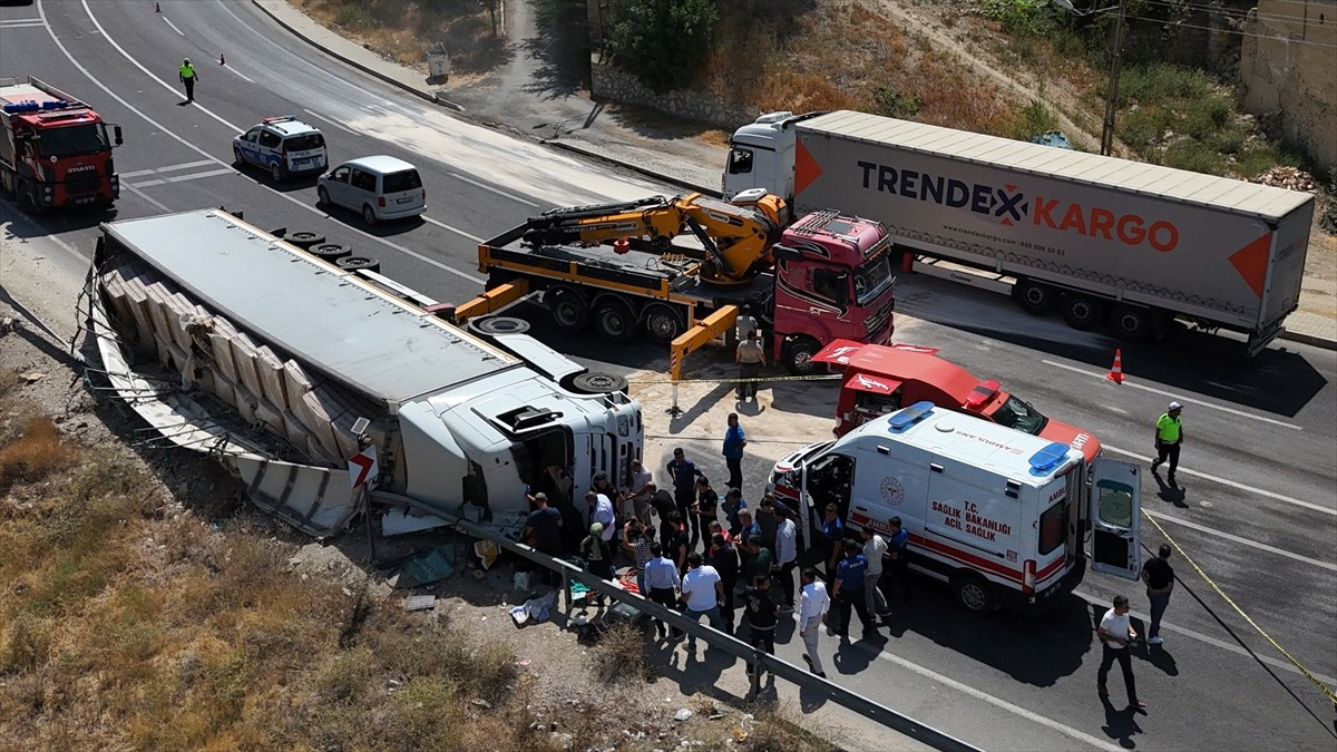 Malatya'nın Darende ilçesinde devrilen tırın ağır yaralanan sürücüsü, ambulans helikopterle...