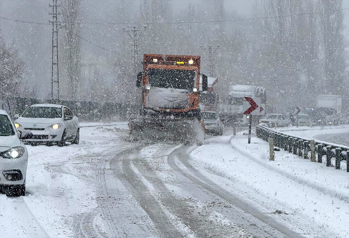 Malatya'nın Darende ilçesinde etkisini artıran kar yağışı, Malatya-Kayseri kara yolunun Ulupınar...